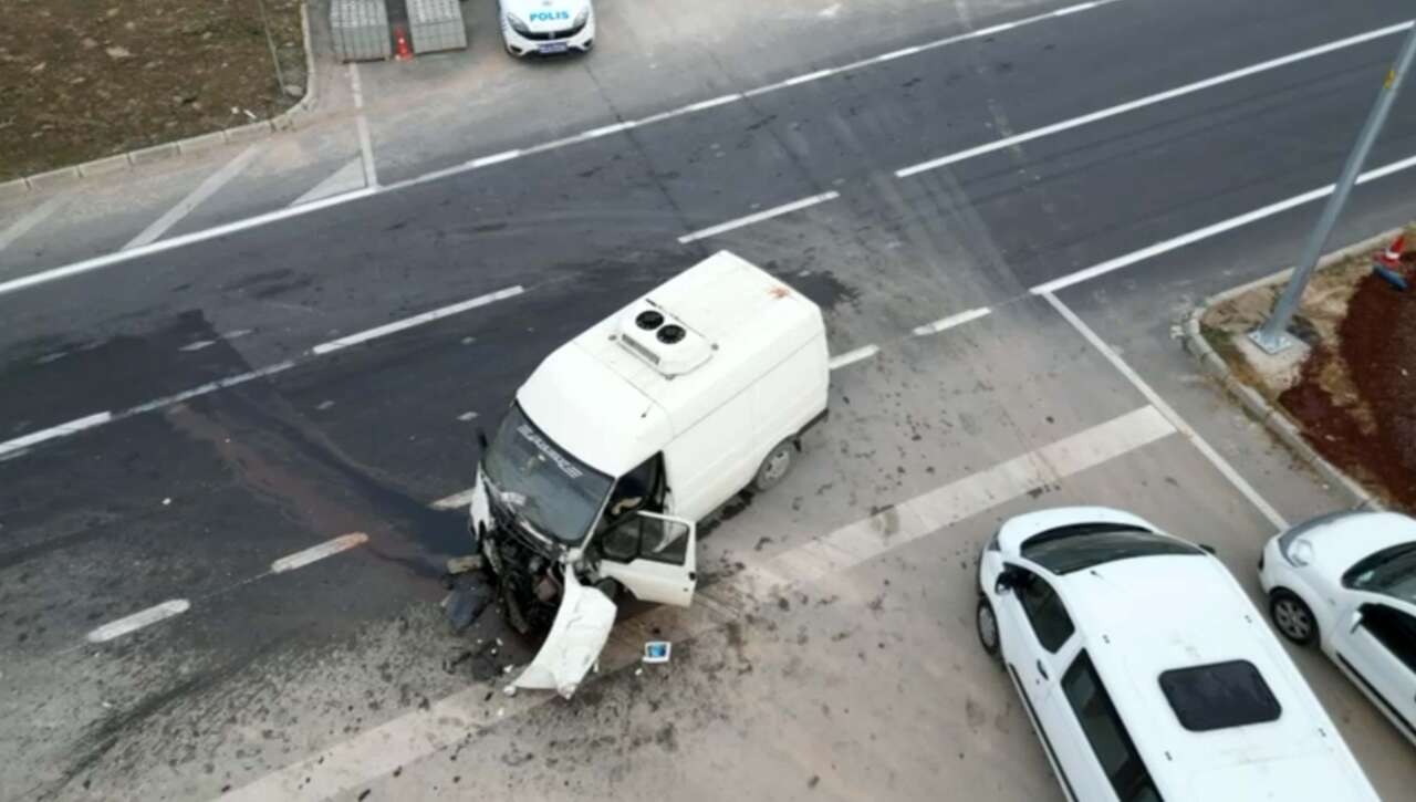 Öğrenci servisi kamyonetle çarpıştı, 17 yaralı var! Kaza sonrası can pazarı 14